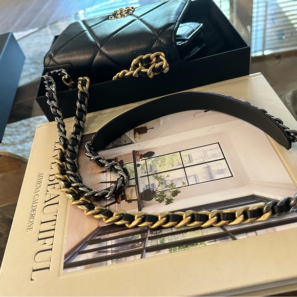 NEW Chanel19 wallet on chain - Picture 8 of 15
